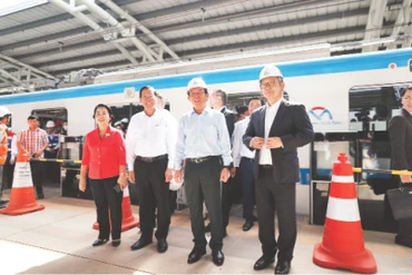 Lãnh đạo thành phố tham dự lễ chạy thử nghiệm chuyến tàu Metro Bến Thành-Suối Tiên.
