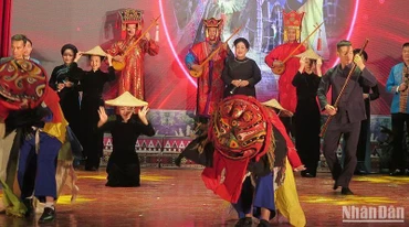Các nghệ nhân tham gia trình diễn tiết mục múa sử tử của đồng bào Tày, Nùng.