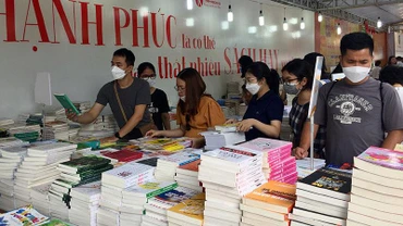 Đông đảo bạn đọc đến với Hội sách ngay sau Lễ khai mạc.