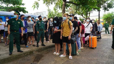Các công dân Việt Nam được trao trả qua Cửa khẩu quốc tế Mộc Bài. (Ảnh: Thanh Tân/TTXVN)