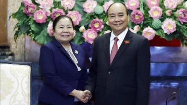 Chủ tịch nước Nguyễn Xuân Phúc tiếp Trưởng Ban Tổ chức Trung ương Đảng Nhân dân Cách mạng Lào Sisay Leudetmounsone. (Ảnh: Thống Nhất/TTXVN)