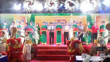 Nghi thức cắt băng khai mạc hội chợ triển lãm.