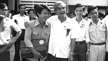 Đồng chí Võ Văn Kiệt kêu gọi thanh niên thành phố nhất định vươn lên hàng đầu trong phong trào lao động mới, đó là việc làm ích nước lợi dân, thiết thực góp phần cứu sống thành phố. (Trong ảnh: Đồng chí Võ Văn Kiệt với thanh niên Thành phố Hồ Chí Minh). (Ảnh: hcmcpv.org.vn)