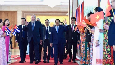 Thủ tướng Phạm Minh Chính và Thủ tướng nước Cộng hòa Cuba Manuel Marrero Cruz. 