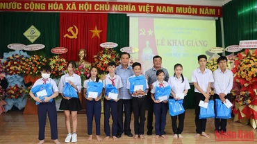 Lãnh đạo tỉnh Quảng Ngãi tặng quà cho các cháu khuyết tật có hoàn cảnh khó khăn.