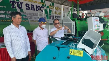 Khách tham quan máy móc phục vụ cơ giới hóa trong sản xuất lúa. (Ảnh: THANH TÂM)