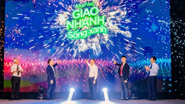 Đại biểu dự lễ ra mắt cùng nhấn nút kích hoạt dịch vụ AhaFast.