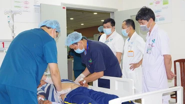 Ngư dân V.V.S đang được các y, bác sĩ tích cực cấp cứu.