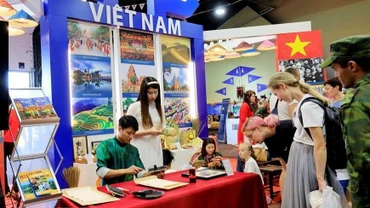 Không gian văn hóa Việt Nam chiếm phần lớn nội dung của gian trưng bày. (Ảnh: Trần Hiếu/TTXVN)
