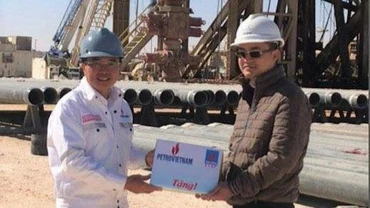 Chủ tịch HĐTV Petrovietnam Hoàng Quốc Vượng tặng quà lưu niệm cho CBCNV giàn PV DRILLING 11.