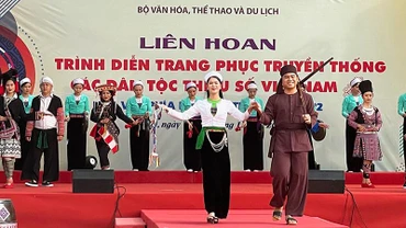 Trình diễn trang phục truyền thống trong Lễ khai mạc Liên hoan.