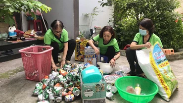 Phân loại rác tái chế để bán gây quỹ.