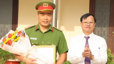 Chủ tịch Ủy ban nhân dân tỉnh Đồng Nai Cao Tiến Dũng trao thưởng đột xuất cho đại diện Tổ công tác 161.