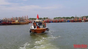 Bộ đội Biên phòng Quảng Bình phổ biến, hướng dẫn tàu thuyền neo đậu, chằng buộc đúng vị trí, kỹ thuật trong khu neo đậu Cửa Gianh bảo đảm an toàn. 