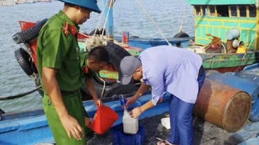 Lực lượng chức năng kiểm tra “dầu lậu” trên tàu cá. (Ảnh: CTV)