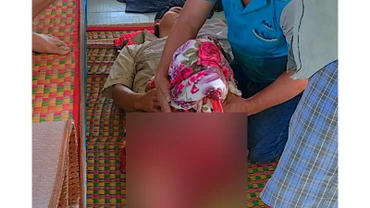 Ngay khi vào đất liền, ngư dân Huỳnh Văn Chí được đưa ngay đến Trạm Y tế Sông Đốc để được chăm sóc, chữa trị.