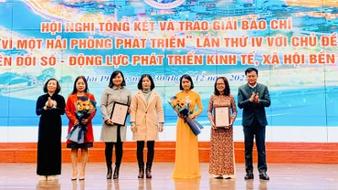 Lãnh đạo Ban Tuyên giáo Thành ủy và Sở Thông tin và Truyền thông Hải Phòng trao giải A tặng các nhóm tác giả đoạt giải. 