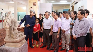 Tiến sĩ Đoàn Ngọc Khôi, Phó Giám đốc Bảo tàng Tổng hợp tỉnh Quảng Ngãi giới thiệu giá trị nghệ thuật độc đáo bảo vật quốc gia Tượng Tu sĩ Champa Phú Hưng.