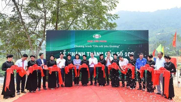 Lễ cắt băng khánh thành Cầu nối yêu thương số 100.