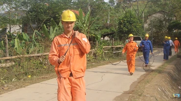 Công nhân Công ty điện lực Lạng Sơn kéo điện lưới về các xã giáp biên của huyện Cao Lộc (tỉnh Lạng Sơn).