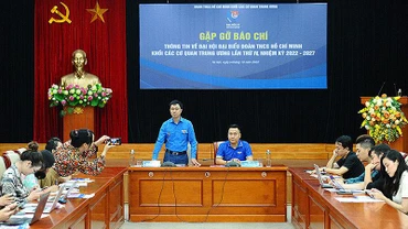 Bí thư Đoàn Khối các cơ quan Trung ương Bùi Hoàng Tùng (áo xanh, đang đứng) thông tin về Đại hội đại biểu Đoàn Thanh niên Cộng sản Hồ Chí Minh Khối các cơ quan Trung ương lần thứ IV. 