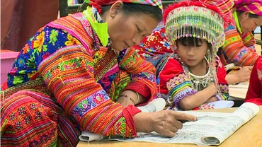 Nghệ thuật trang trí trên trang phục bằng sáp ong của người Mông Hoa tại Tuyên Quang.