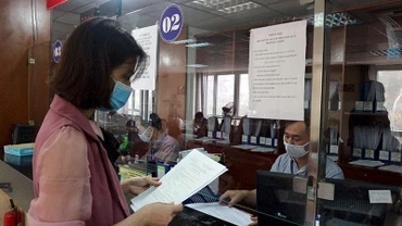 Doanh nghiệp làm thủ tục đăng ký kinh doanh tại Bộ phận một cửa Sở Kế hoạch và Đầu tư Hà Nội. (Ảnh: Mạnh Khánh)