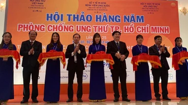 Các đại biểu cắt băng khai mạc hội thảo.