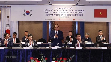 Chủ tịch nước Nguyễn Xuân Phúc dự Tọa đàm với các doanh nghiệp lớn Hàn Quốc. (Ảnh: Thống Nhất/TTXVN)