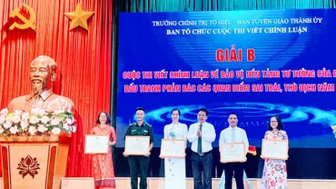Ban tổ chức trao giải cho các tác giả có tác phẩm đoạt giải.
