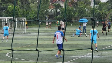 Cầu thủ tranh tài quyết liệt trên sân.
