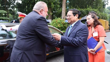 Thủ tướng Phạm Minh Chính đón Thủ tướng nước Cộng hòa Cuba Manuel Marrero Cruz. (Ảnh: Dương Giang/TTXVN)