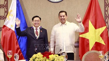 Chủ tịch Quốc hội Vương Đình Huệ và Chủ tịch Hạ viện Martin Romualdez tại lễ đón. (Ảnh: Doãn Tấn - TTXVN)
