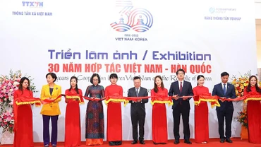 Các đại biểu cắt băng khai mạc triển lãm.