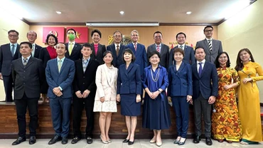Các doanh nghiệp Thái Lan nhận Bằng khen của Bộ trưởng Ngoại giao Việt Nam vì những đóng góp trong phòng, chống dịch Covid-19.