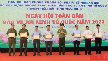 Thứ trưởng Công an Lê Quốc Hùng tặng Kỷ niệm chương “Bảo vệ an ninh Tổ quốc” và Bằng khen cho tập thể, cá nhân có thành tích xuất sắc trong phong trào “Toàn dân bảo vệ an ninh Tổ quốc”.