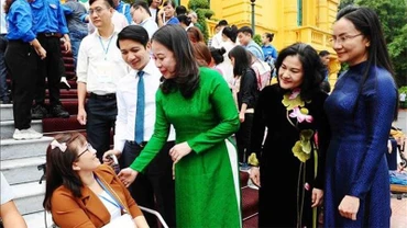 Phó Chủ tịch nước Võ Thị Ánh Xuân động viên các đại biểu tham dự chương trình “Tỏa sáng nghị lực Việt” năm 2022. (Ảnh: TTXVN)