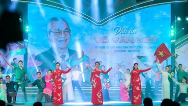 Chương trình nghệ thuật “Dấu ấn Võ Văn Kiệt”. (Ảnh: Dương Giang/TTXVN)