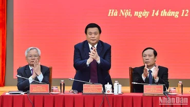 Đồng chí Nguyễn Xuân Thắng, Ủy viên Bộ Chính trị, Giám đốc Học viện Chính trị Quốc gia Hồ Chí Minh, Chủ tịch Hội đồng Lý luận Trung ương cùng các đồng chí lãnh đạo Hội đồng Lý luận Trung ương chủ trì Kỳ họp thứ sáu.