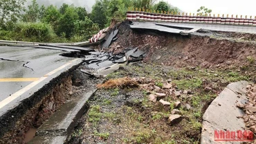 Mưa lớn gây sạt lở núi làm Quốc lộ 15D bị sụt lún chỗ sâu nhất đến 5m, rất nguy hiểm.