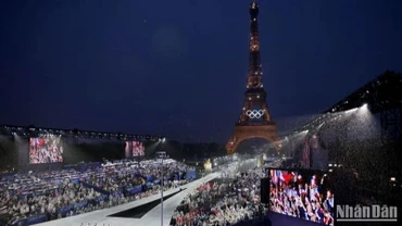 Lễ khai mạc Olympic 2024 hoành tráng và lung linh trên sông Seine 