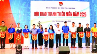 Tặng cờ lưu niệm cho các đoàn tham dự.