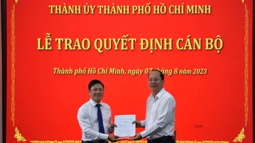 Phó Bí thư Thành ủy Thành phố Hồ Chí Minh Nguyễn Hồ Hải trao quyết định cho đồng chí Võ Minh Tuấn.