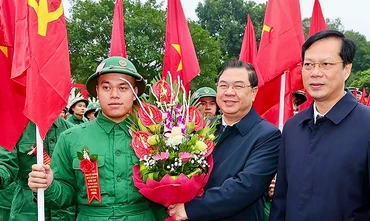 Bí thư Tỉnh ủy Nam Định Phạm Gia Túc tặng hoa động viên tân binh nhập ngũ tại thành phố Nam Định.