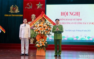 Thượng tướng Nguyễn Duy Ngọc, Thứ trưởng Công an tặng hoa chúc mừng Đại tá Trần Minh Tiến nhận nhiệm vụ mới.