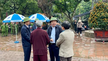 Đồng chí Phạm Gia Túc, Bí thư Tỉnh ủy Nam Định có mặt tại Đền Trần để chỉ đạo, động viên các lực lượng làm nhiệm vụ bảo đảm an ninh, trật tự trong đêm khai ấn.