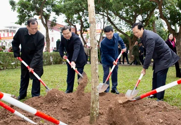 Các đồng chí lãnh đạo tỉnh, lãnh đạo thành phố Nam Định tham gia "Tết trồng cây" tại công viên Vị Xuyên.