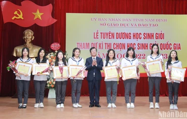 Đồng chí Cao Xuân Hùng, Giám đốc Sở Giáo dục và Đào tạo tỉnh Nam Định tuyên dương các em học sinh giỏi tham dự Kỳ thi chọn học sinh giỏi quốc gia, năm học 2022-2023.