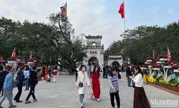 Người dân Nam Định tấp nập đến Đền Trần đi lễ, du xuân ngày đầu năm mới Giáp Thìn.