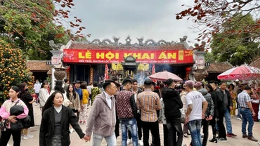 Hàng nghìn lượt khách đi lễ, du xuân tại đền Trần Nam Định những ngày đầu Xuân Quý Mão.